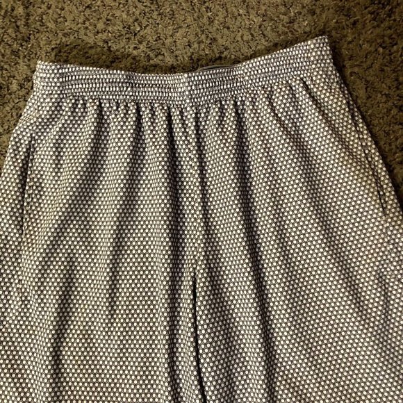 Under Armour Shorts Mens M Used Gray Cream Loose - Picture 12 of 12